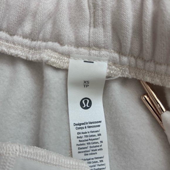 lululemon athletica Ivory Mid Rise Scuba Sweatpants, size XS - Picture 3 of 3